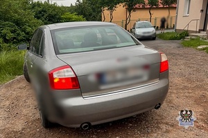Na zdjęciu uszkodzony w wyniku kolizji drogowej samochód osobowy.