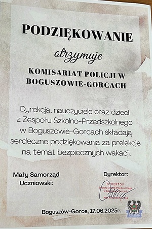 Na zdjęciu podziękowania dla policjantów od szkoły.