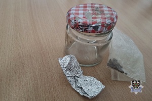 Na zdjęciu słoik oraz zawiniątka z narkotykami.