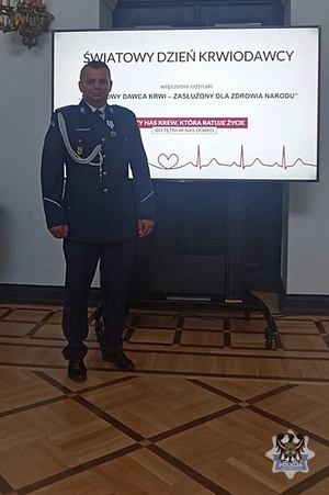 Na zdjęciu policjant odbiera wyróżnienie.