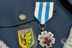 Na zdjęciu policjant odbiera wyróżnienie.