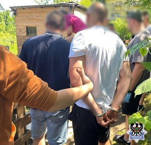 zatrzymany mężczyzna z policjantami