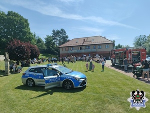 zdjęcie z festynu - radiowóz policyjny