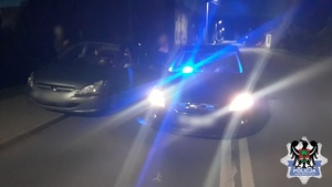 nieznakowany radiowóz i zatrzymany do kontroli pojazd