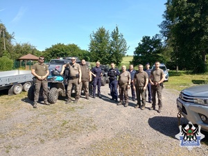 na zdjęciu policjanci  z funkcjonariuszami Straży Leśnej