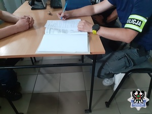 policjant podczas przesłuchania