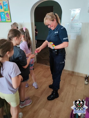 Policjantka podczas spotkań z uczniami