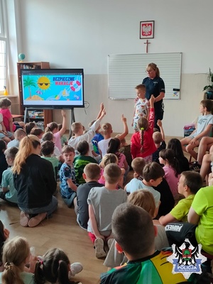 Policjantka podczas spotkań z uczniami
