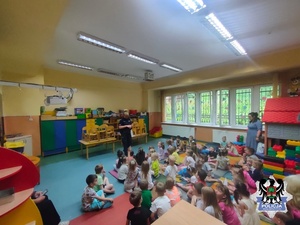 Policjantka podczas spotkań z uczniami