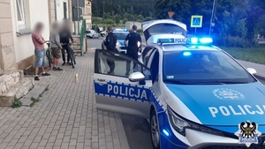 dwa radiowozy i zatrzymani nietrzeźwi rowerzyści
