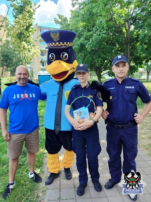 zdjęcia  z festynów i pikników z udziałem policjantów