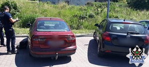 policjant, zatrzymany pojazd i nieznakowany radiowóz