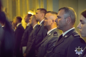 NA zdjęciu POLICJANCI