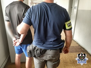 policjant z  zatrzymanym