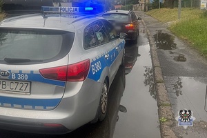 Na zdjęciu radiowóz oraz kontrolowany samochód.