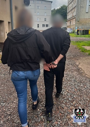 Policjanta z zatrzymanym mężczyzną