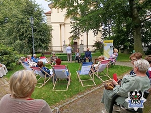 Rozsądni w sieci i poza nią – jak nie dać się oszukać?  Edukacja, rozmowa i czujność jako najskuteczniejsze narzędzia w walce z oszustwami. Spotkanie wałbrzyskiego policjanta z mieszkańcami