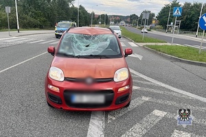 Na zdjęciu uszkodzony w wyniku wypadku samochód osobowy.