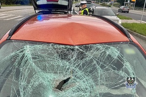 Na zdjęciu uszkodzony w wyniku wypadku samochód