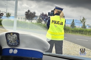 Na zdjęciu policjantka ruchu drogowego z ręcznym miernikiem prędkości.