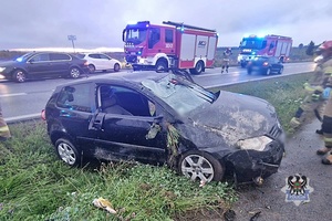 Na zdjęciu uszkodzony w wyniku kolizji drogowej samochód.