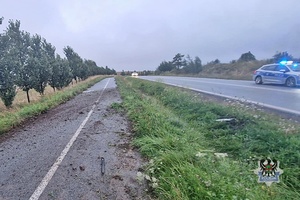 Na zdjęciu uszkodzony w wyniku kolizji drogowej samochód.