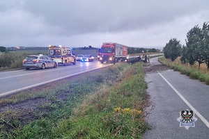 Na zdjęciu uszkodzony w wyniku kolizji drogowej samochód.