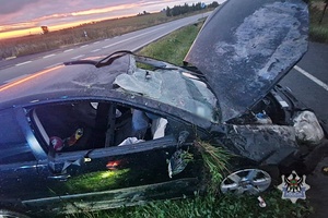 Na zdjęciu uszkodzony w wyniku kolizji drogowej samochód.