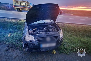 Na zdjęciu uszkodzony w wyniku kolizji drogowej samochód.