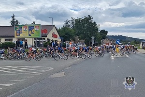 Na zdjęciu policyjny motocyklista na trasie rajdu rowerowego.