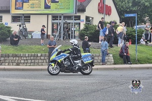 Na zdjęciu policyjny motocyklista na trasie rajdu rowerowego.