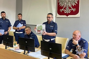 Na zdjęciu policjanci podczas odprawy służbowej do zabezpieczenia.