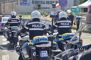 Na zdjęciu policjanci na motocyklach i radiowozy policyjne na początku zabezpieczenia.