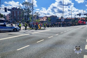 Na zdjęciu mieszkańcy i policjanci podczas zawodów.