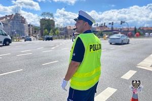 Na zdjęciu policjant podczas zawodów.