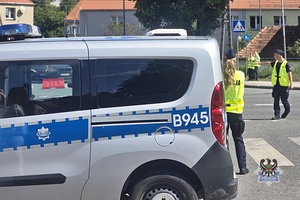 Na zdjęciu policjantka i radiowóz na zabezpieczeniu.