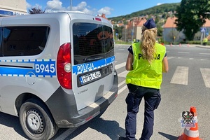 Na zdjęciu policjantka i radiowóz na zabezpieczeniu.
