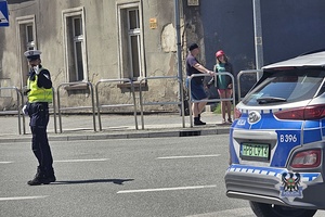Na zdjęciu policjant w trakcie kierowania ruchem na drodze.