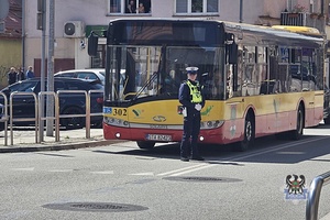 Na zdjęciu policjant w trakcie kierowania ruchem na drodze.