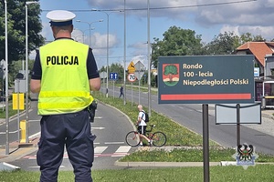 Na zdjęciu policjant podczas zabezpieczenia zawodów na trasie.
