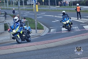Na zdjęciu policjant podczas zabezpieczenia zawodów na trasie.