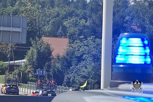 Na zdjęciu policjant podczas zabezpieczenia zawodów na trasie.