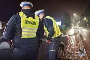 Dwóch kierujących zatrzymanych w weekend bez prawa jazdy. Jeden jechał samochodem pomimo już dwóch sądowych zakazów, drugi z cofniętymi uprawnieniami