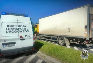 Na zdjęciu radiowóz ITD oraz ciągnik siodłowy.