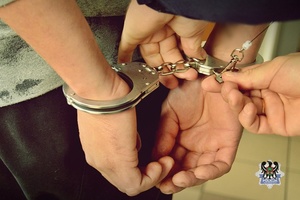 Na zdjęciu kajdanki na ręce zatrzymanego.