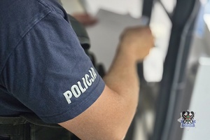 Na zdjęciu ramię policjanta.