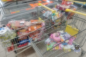 Na zdjęciu wózki sklepowe wypełnione produktami.