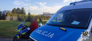 radiowóz policyjny w tle zatrzymany kierujący