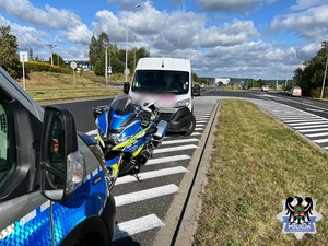 radiowóz  policyjny, motocykl policyjny i zatrzymany pojazd