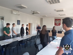 Nowo przyjęci funkcjonariusze i Zastępca Komenda Miejskiego Policji